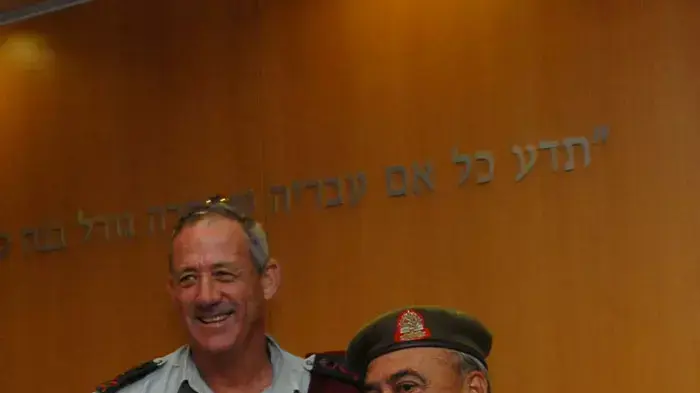 הרמת כוסית לכבוד יום הולדת 70 ולבוד 52 שנות שירות בצה"ל של רב נגד יצחק טאיטו, הרס"ר המיתולוגי של בית הספר לקצינים, בה"ד 1, יוני 2011 הרמת כוסית לכבוד יום הולדת 70 ולבוד 52 שנות שירות בצה"ל של רב נגד יצחק טאיטו, הרס"ר המיתולוגי של בית הספר לקצינים, בה"ד 1, יוני 2011