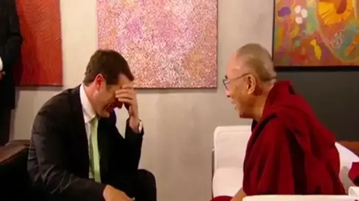 מבוכה למראיין שניסה להתבדח עם הדלאי לאמה