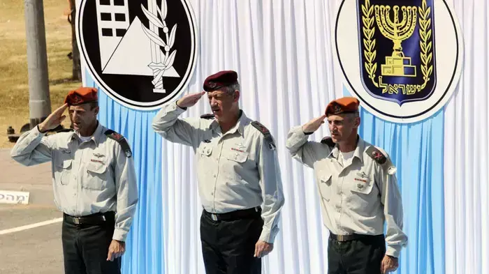 אייל אייזנברג ממונה למפקד פיקוד העורף בטקס בבסיס הפיקוד ברמלה במעמד הרמטכ"ל בני גנץ, יוני 2011