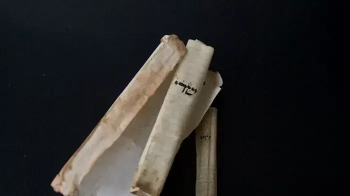 קלפי המזוזות שנמצאו באמסטרדם והועברו למוזיאון לוחמי הגטאות