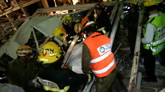 פיצוץ בנתניה כנראה כתוצאה מפיצוץ בלון גז גרם למותם של ארבעה בני אדם ונזק כבד לבניין, יוני 2011