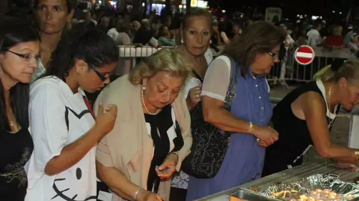 תושבים מדליקים נרות בזירת פיצוץ בלוני הגז בנתניה תושבים מדליקים נרות בזירת פיצוץ בלוני הגז בנתניה