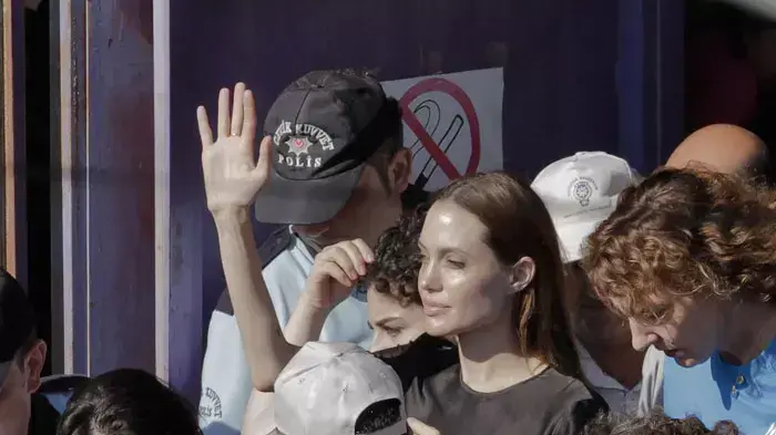אנג'לינה ג'ולי מבקרת מחנה פליטים סוריים בטורקיה אנג'לינה ג'ולי מבקרת מחנה פליטים סוריים בטורקיה
