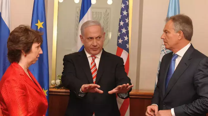 ראש הממשלה בנימין נתניהו עם שרת החוץ של האיחוד האירופי קתרין אשטון וטוני בלייר, יוני 2011 ראש הממשלה בנימין נתניהו עם שרת החוץ של האיחוד האירופי קתרין אשטון וטוני בלייר, יוני 2011