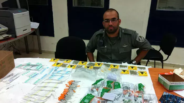 שוטרי מג"ב פשטו על פיצוצייה ברחוב הר ציון בדרום תל אביב ומצאו סמים ומאות מזרקים שוטרי מג"ב פשטו על פיצוצייה ברחוב הר ציון בדרום תל אביב ומצאו סמים ומאות מזרקים