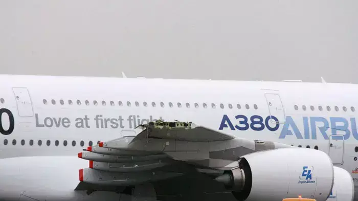 מטוס A380 "סופר-ג'מבו" של חברת איירבוס, שהכנף שלו ניזוקה בהתנגשות על המסלול בסלון האווירי, בורז'ה, פריז, 19 ביוני 2011 מטוס A380 "סופר-ג'מבו" של חברת איירבוס, שהכנף שלו ניזוקה בהתנגשות על המסלול בסלון האווירי, בורז'ה, פריז, 19 ביוני 2011