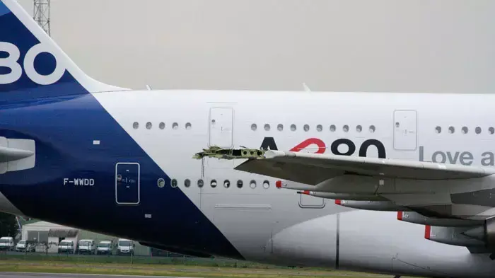 מטוס A380 "סופר-ג'מבו" של חברת איירבוס, שהכנף שלו ניזוקה בהתנגשות על המסלול בסלון האווירי, בורז'ה, פריז, 19 ביוני 2011