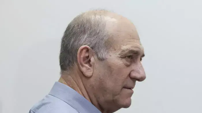 ראש הממשלה לשעבר אהוד אולמרט בבית המשפט, יוני 2011