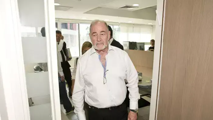 עופר הירשזון בבית המשפט בתביעה על החזרת הנכסים שבית המשפט עיקל מאביו אברהם הירשזון טרם כניסתו לכלא, יוני 2011 עופר הירשזון בבית המשפט בתביעה על החזרת הנכסים שבית המשפט עיקל מאביו אברהם הירשזון טרם כניסתו לכלא, יוני 2011