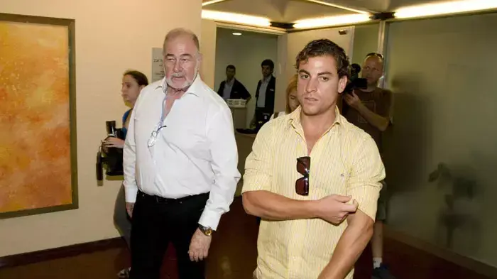 עופר הירשזון בבית המשפט בתביעה על החזרת הנכסים שבית המשפט עיקל מאביו אברהם הירשזון טרם כניסתו לכלא, יוני 2011 עופר הירשזון בבית המשפט בתביעה על החזרת הנכסים שבית המשפט עיקל מאביו אברהם הירשזון טרם כניסתו לכלא, יוני 2011
