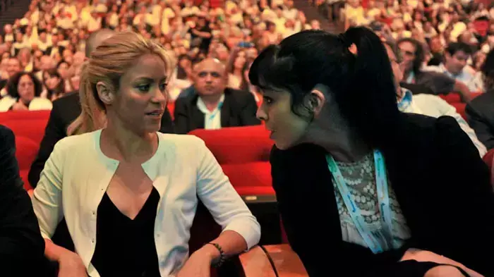 שרה סילברמן, שאקירה וג'רארד פיקה במליאה בבנייני האומה בירושלים שרה סילברמן, שאקירה וג'רארד פיקה במליאה בבנייני האומה בירושלים