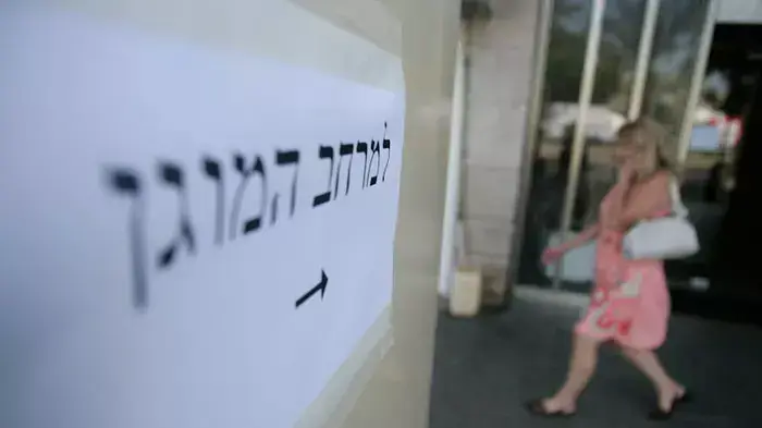 רחוב אבן גבירול בתל אביב בזמן אזעקת התרגול במסגרת תרגיל העורף נקודת מפנה חמש, יוני 2011