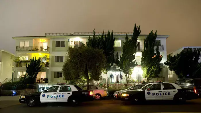 כוחות משטרה מחוץ לבית בו נעצר הגנגסטר ג'יימס "ווייטי" בולגר, סנטה מוניקה, קליפורניה, 22 ביוני 2011 כוחות משטרה מחוץ לבית בו נעצר הגנגסטר ג'יימס "ווייטי" בולגר, סנטה מוניקה, קליפורניה, 22 ביוני 2011