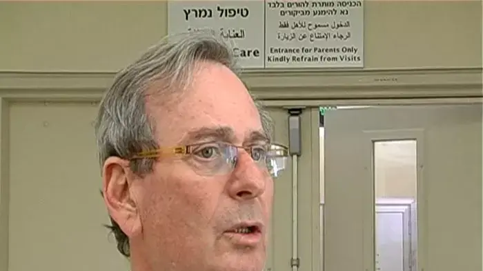 אב שכח את בתו במכונית, מצבה קשה