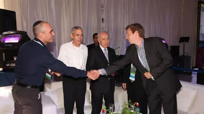 דיוויד פישר, שמעון פרס, פרופ' חיים סידר (מהמכון למחקר רפואי ישראל-קנדה) ובנו, הבמאי יוסף סידר. דיוויד פישר, שמעון פרס, פרופ' חיים סידר (מהמכון למחקר רפואי ישראל-קנדה) ובנו, הבמאי יוסף סידר.