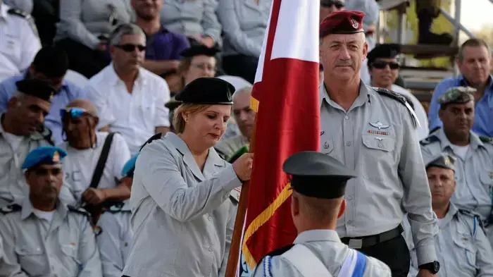 הרמטכ"ל בני גנץ והאלופה הראשונה בצה"ל אורנה ברביבאי ראש אגף כוח אדם בטקס חילופי ראש אגף כוח האדם, יוני 2011 הרמטכ"ל בני גנץ והאלופה הראשונה בצה"ל אורנה ברביבאי ראש אגף כוח אדם בטקס חילופי ראש אגף כוח האדם, יוני 2011