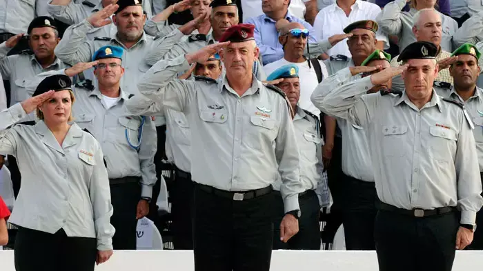 הרמטכ"ל בני גנץ והאלופה הראשונה בצה"ל אורנה ברביבאי ראש אגף כוח אדם בטקס חילופי ראש אגף כוח האדם, יוני 2011 הרמטכ"ל בני גנץ והאלופה הראשונה בצה"ל אורנה ברביבאי ראש אגף כוח אדם בטקס חילופי ראש אגף כוח האדם, יוני 2011