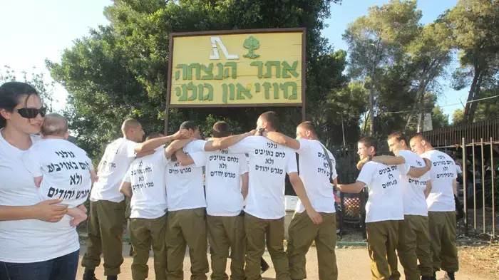 חיילי גולני בגדוד 13 בסיום המסלול וצעקו כי לא יגרשו יהודים, יוני 2011 חיילי גולני בגדוד 13 בסיום המסלול וצעקו כי לא יגרשו יהודים, יוני 2011