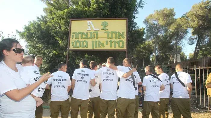 חיילי  גולני בגדוד 13 בסיום המסלול וצעקו כי לא יגרשו יהודים, יוני 2011