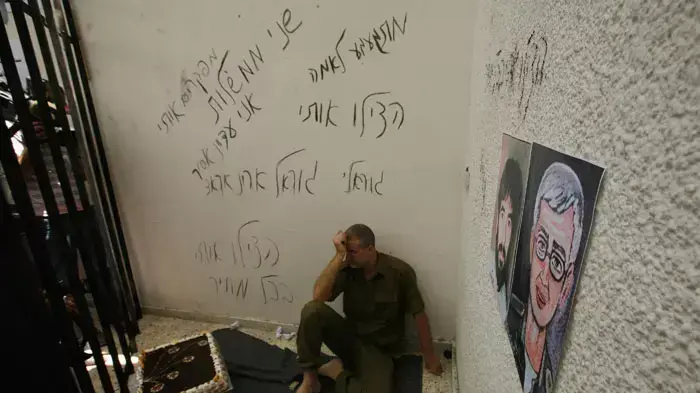 פעיל ממחנה הפליטים ג'בליה מתחזה לגלעד שליט בשבי פעיל ממחנה הפליטים ג'בליה מתחזה לגלעד שליט בשבי