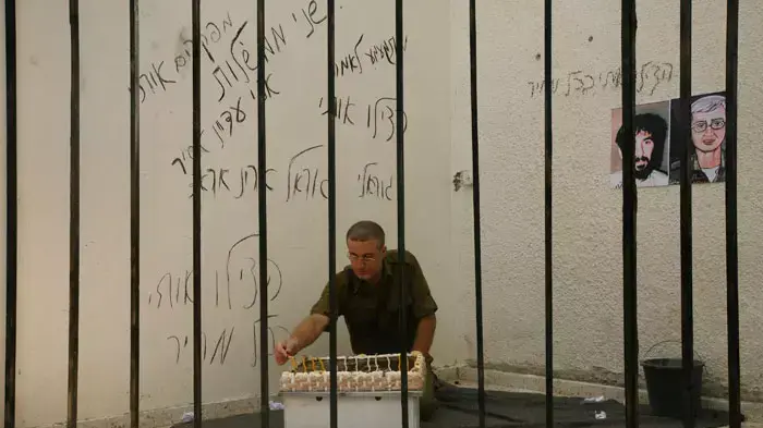 פעיל ממחנה הפליטים ג'בליה מתחזה לגלעד שליט בשבי פעיל ממחנה הפליטים ג'בליה מתחזה לגלעד שליט בשבי