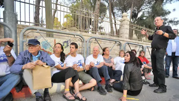 בני משפחת שליט כבולים בשלשלאות מול בית ראש הממשלה בירושלים. יוני 2011 בני משפחת שליט כבולים בשלשלאות מול בית ראש הממשלה בירושלים. יוני 2011