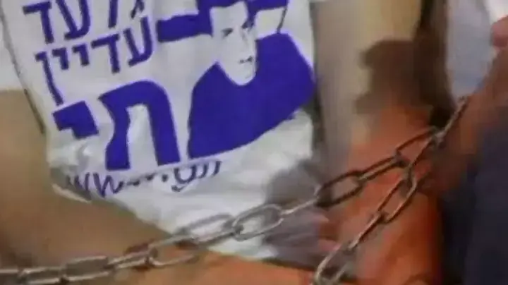 בני משפחת שליט כובלים עצמם למדרכה מול מעון רה"מ במלאת 5 שנים לחטיפה