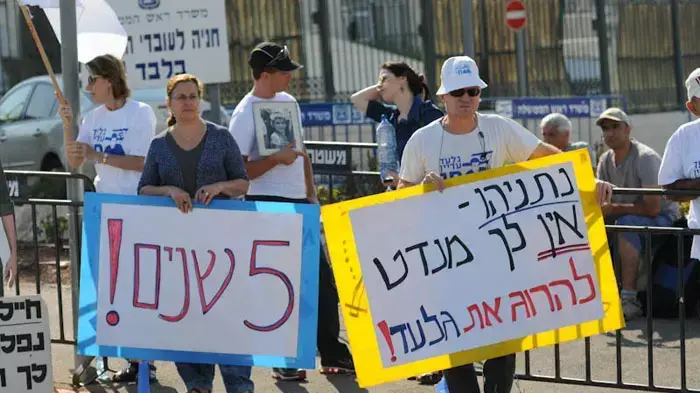 משפחת שליט יחד עם פעילים במטה המאבק בהפגנה מול ישיבת הממשלה בירושלים לציון חמש שנים לחטיפת גלעד שליט, יוני 2011 משפחת שליט יחד עם פעילים במטה המאבק בהפגנה מול ישיבת הממשלה בירושלים לציון חמש שנים לחטיפת גלעד שליט, יוני 2011