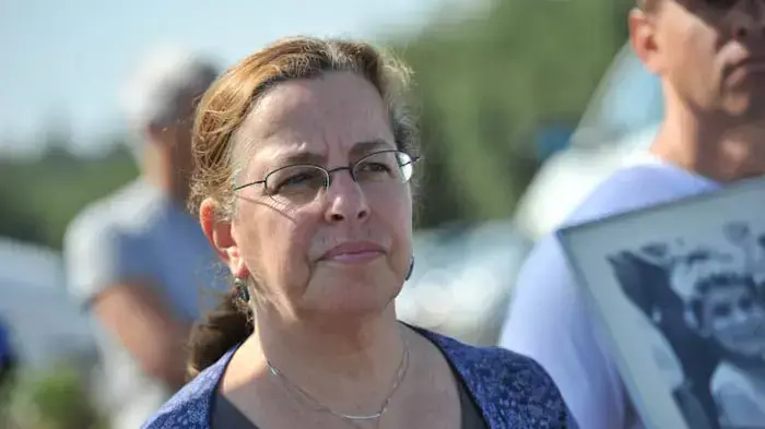 משפחת שליט יחד עם פעילים במטה המאבק בהפגנה מול ישיבת הממשלה בירושלים לציון חמש שנים לחטיפת גלעד שליט, יוני 2011