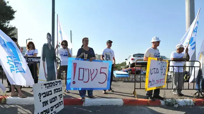 משפחת שליט יחד עם פעילים במטה המאבק בהפגנה מול ישיבת הממשלה בירושלים לציון חמש שנים לחטיפת גלעד שליט, יוני 2011 משפחת שליט יחד עם פעילים במטה המאבק בהפגנה מול ישיבת הממשלה בירושלים לציון חמש שנים לחטיפת גלעד שליט, יוני 2011