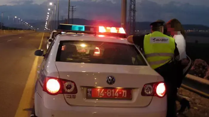 ניידת משטרת התנועה הארצית בפעילות אכיפה נהיגה בשכרות