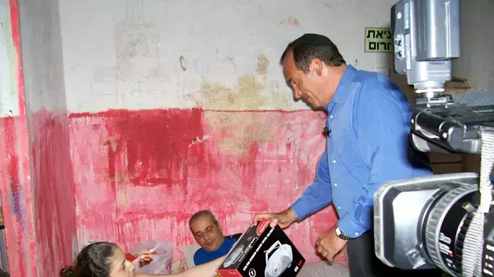 הרב יחיאל אקשטיין אשר הקים את הקרן לידידות במקלטים בזמן מלחמת הלבנון השנייה, הרב יחיאל אקשטיין אשר הקים את הקרן לידידות במקלטים בזמן מלחמת הלבנון השנייה,
