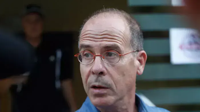 הסופר מאיר שלו בדמוי הבור של גלעד שליט באולפני הרצליה, יוני 2011 הסופר מאיר שלו בדמוי הבור של גלעד שליט באולפני הרצליה, יוני 2011
