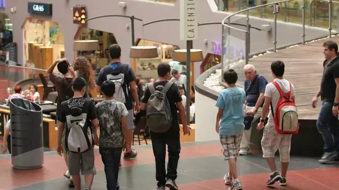 בני נוער מבלים בחופש הגדול בני נוער מבלים בחופש הגדול