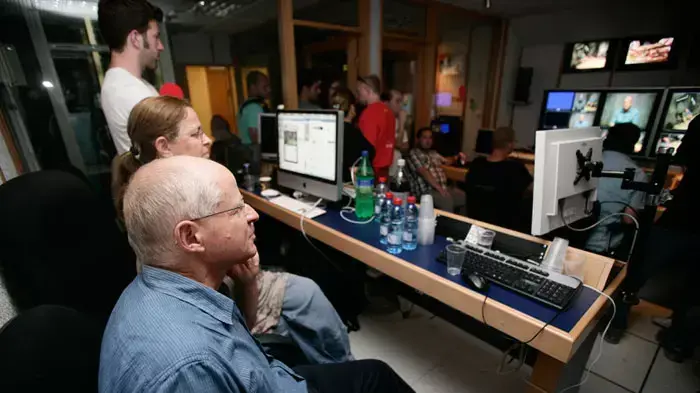 משפחת שליט בדמוי הבור של גלעד שליט בשבי באולפני הרצליה, יוני 2011 משפחת שליט בדמוי הבור של גלעד שליט בשבי באולפני הרצליה, יוני 2011