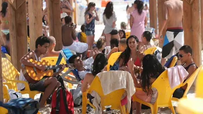 בני נוער מבלים בחופש הגדול בני נוער מבלים בחופש הגדול