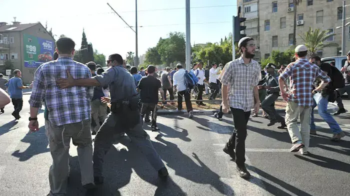 פעילי ימין חוסמים כבישים בכניסה לירושלים במחאה על מעצרו של הרב דב ליאור, יוני 2011 פעילי ימין חוסמים כבישים בכניסה לירושלים במחאה על מעצרו של הרב דב ליאור, יוני 2011