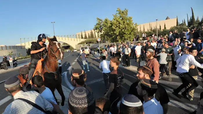 מאות פעילי ימין בהפגנה מול בית המשפט העליון במחאה על מעצרו של דב ליאור, יוני 2011 מאות פעילי ימין בהפגנה מול בית המשפט העליון במחאה על מעצרו של דב ליאור, יוני 2011