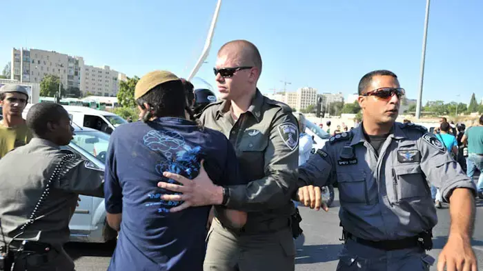 מאות פעילי ימין בהפגנה מול בית המשפט העליון במחאה על מעצרו של דב ליאור, יוני 2011
