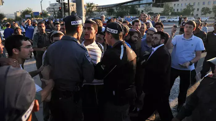 מאות פעילי ימין בהפגנה מול בית המשפט העליון במחאה על מעצרו של דב ליאור, יוני 2011 מאות פעילי ימין בהפגנה מול בית המשפט העליון במחאה על מעצרו של דב ליאור, יוני 2011