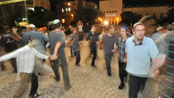 הפגנה בכניסה לירושלים בציפייה לרב דב ליאור שחזר מחקירה במשטרה, יוני 2011 הפגנה בכניסה לירושלים בציפייה לרב דב ליאור שחזר מחקירה במשטרה, יוני 2011
