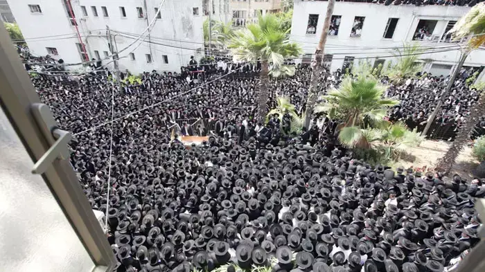 הלוויתו של הרב מיכל יהודה לפקוביץ, ראש ישיבת פוניבז לצעירים וחבר מועצת חכמי התורה, יוני 2011