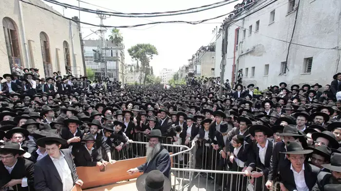 הלוויתו של הרב מיכל יהודה לפקוביץ, ראש ישיבת פוניבז לצעירים וחבר מועצת חכמי התורה, יוני 2011