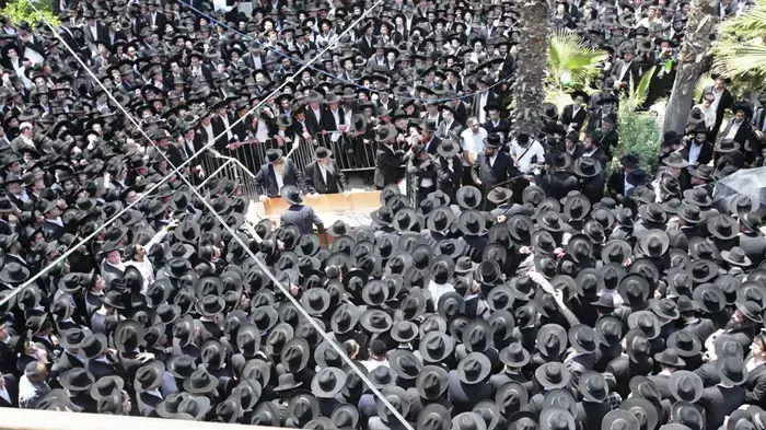 הלוויתו של הרב מיכל יהודה לפקוביץ, ראש ישיבת פוניבז לצעירים וחבר מועצת חכמי התורה, יוני 2011