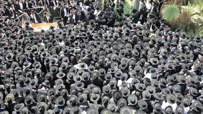 הלוויתו של הרב מיכל יהודה לפקוביץ, ראש ישיבת פוניבז לצעירים וחבר מועצת חכמי התורה, יוני 2011