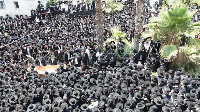 הלוויתו של הרב מיכל יהודה לפקוביץ, ראש ישיבת פוניבז לצעירים וחבר מועצת חכמי התורה, יוני 2011