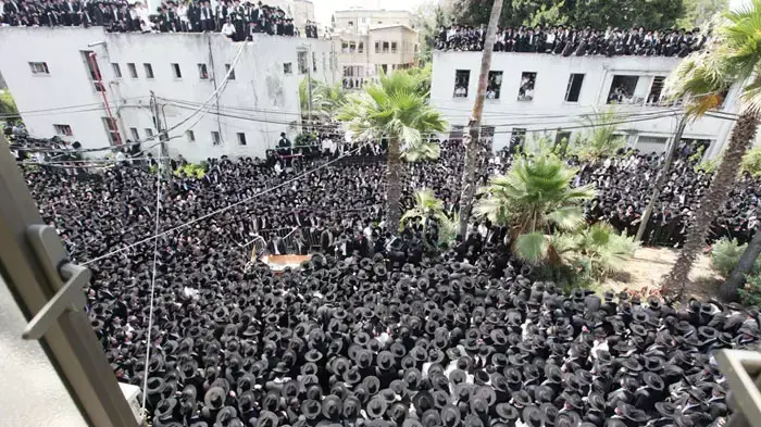 הלוויתו של הרב מיכל יהודה לפקוביץ, ראש ישיבת פוניבז לצעירים וחבר מועצת חכמי התורה, יוני 2011