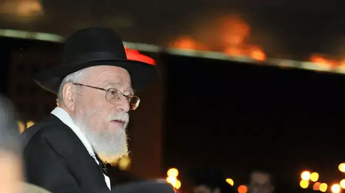 הרב דב ליאור חוזר מחקירה משטרתית בעקבות תמיכתו בספר תורת המלך, המון רב מקבל את פניו בכניסה לירושלים, יוני 2011 הרב דב ליאור חוזר מחקירה משטרתית בעקבות תמיכתו בספר תורת המלך, המון רב מקבל את פניו בכניסה לירושלים, יוני 2011