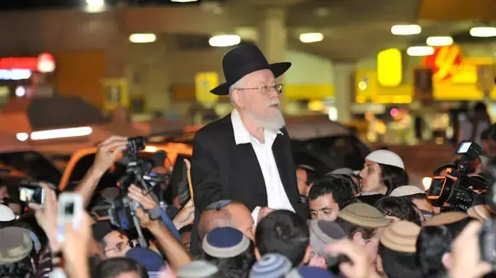 הרב דב ליאור חוזר מחקירה משטרתית בעקבות תמיכתו בספר תורת המלך, המון רב מקבל את פניו בכניסה לירושלים, יוני 2011 הרב דב ליאור חוזר מחקירה משטרתית בעקבות תמיכתו בספר תורת המלך, המון רב מקבל את פניו בכניסה לירושלים, יוני 2011