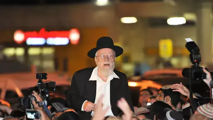 הרב דב ליאור חוזר מחקירה משטרתית בעקבות תמיכתו בספר תורת המלך, המון רב מקבל את פניו בכניסה לירושלים, יוני 2011